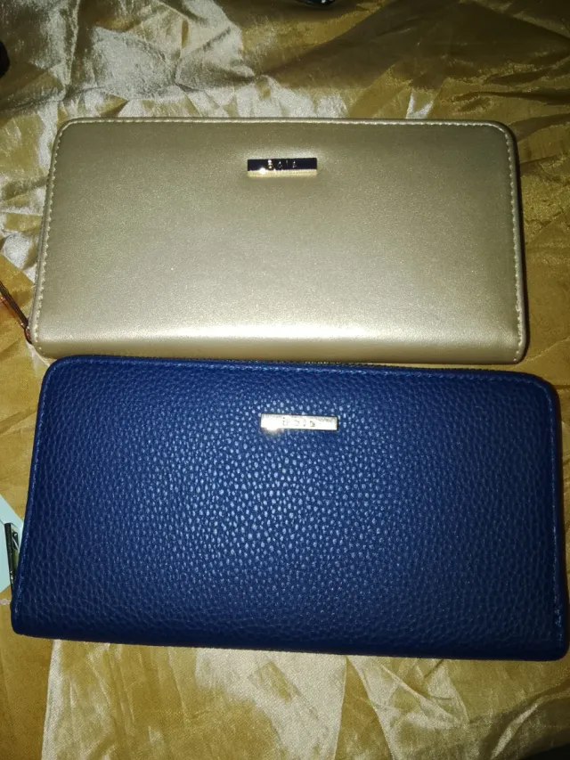 Carteras dorada y azul