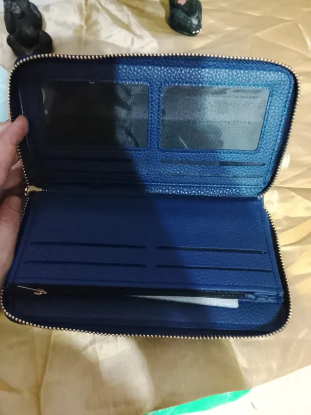 Carteras dorada y azul