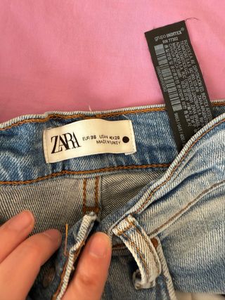 Pantalón vaquero Zara efecto desgastado.