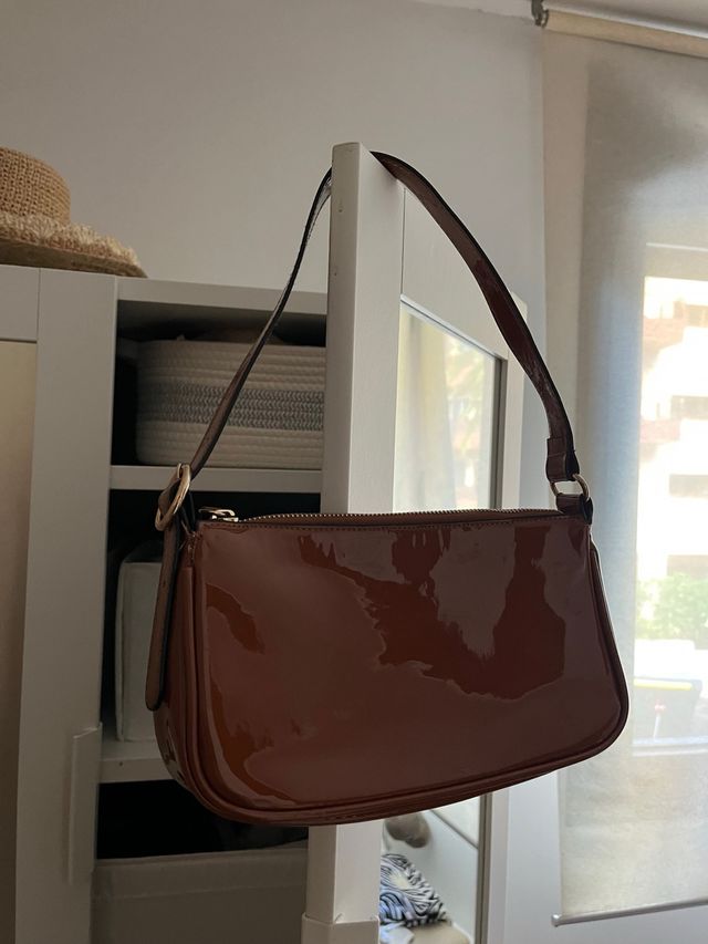 Bolso de hombro marrón brillante
