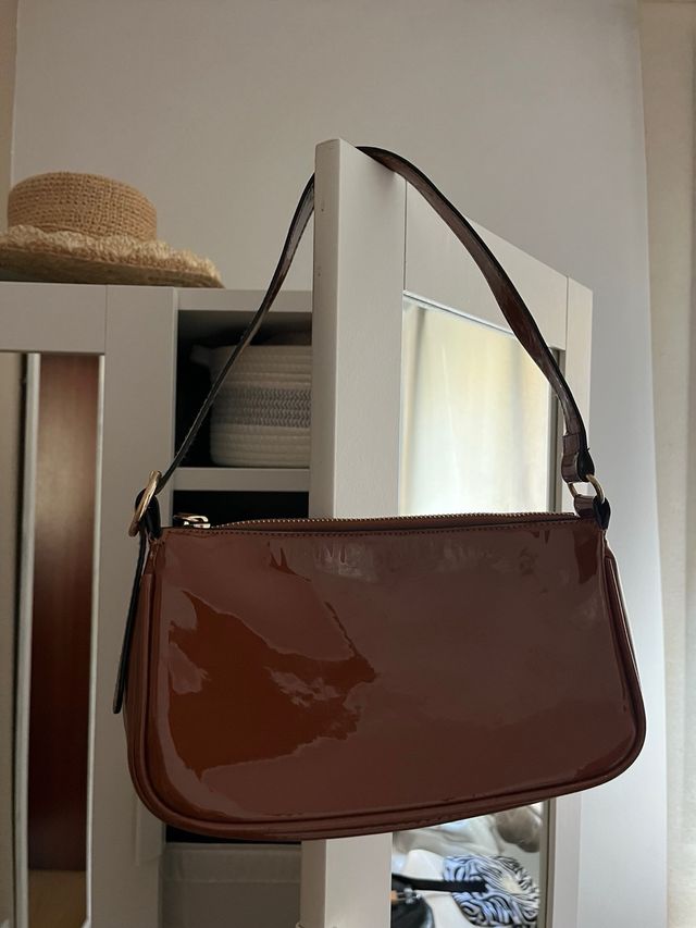 Bolso de hombro marrón brillante