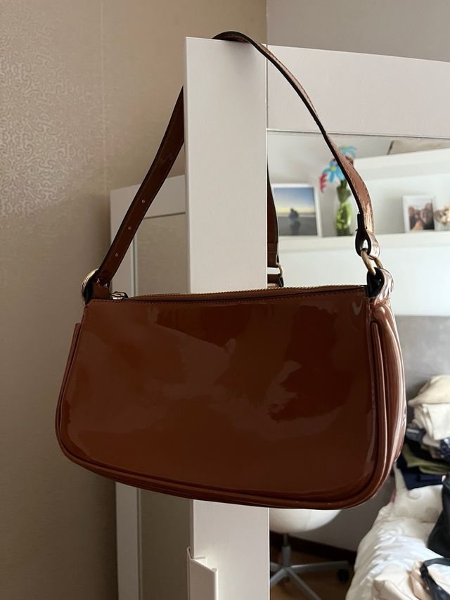 Bolso de hombro marrón brillante