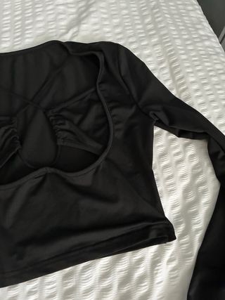 Camiseta negra manga larga crop top
