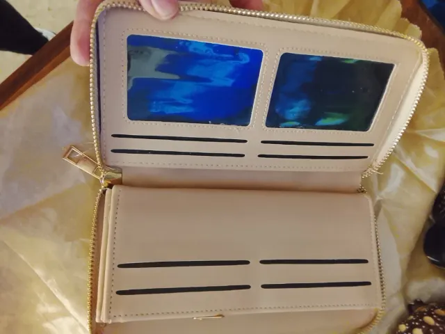 Cartera de mano beige con cremallera