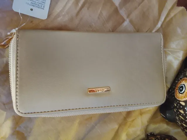 Cartera de mano beige con cremallera