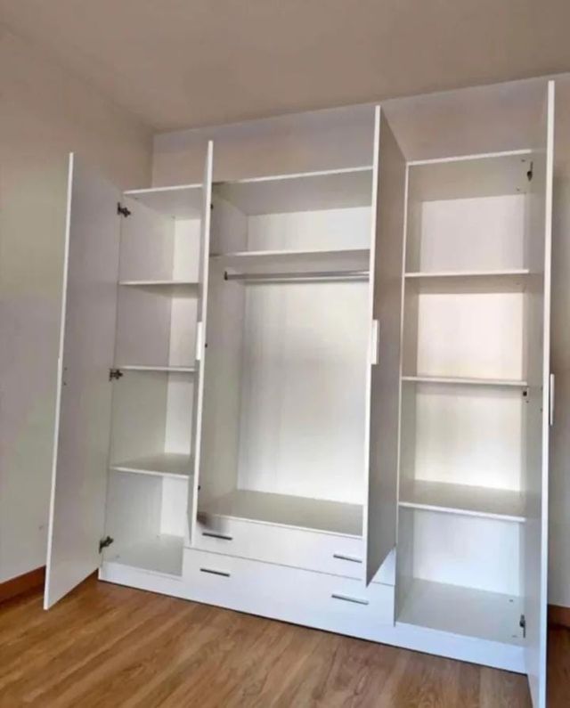 Armadio bianco in legno