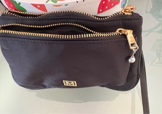 Cartera Mango negra con detalles dorados
