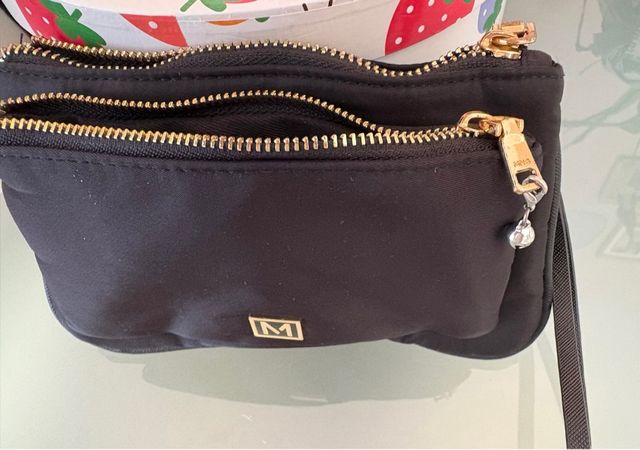 Cartera Mango negra con detalles dorados