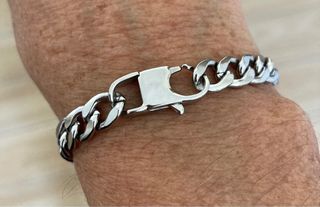 Bracciale in acciaio lucido con chiusura a moschet