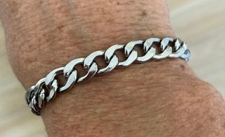 Bracciale in acciaio lucido con chiusura a moschet