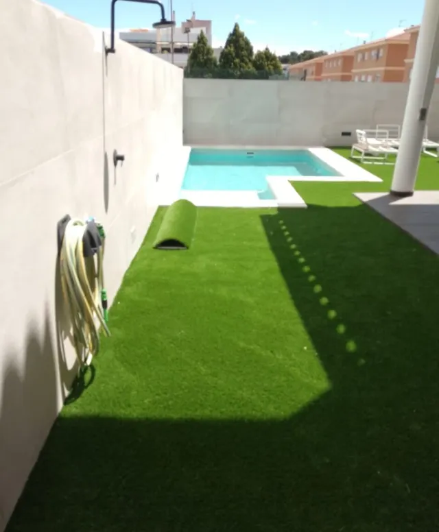 Instalación césped artificial.