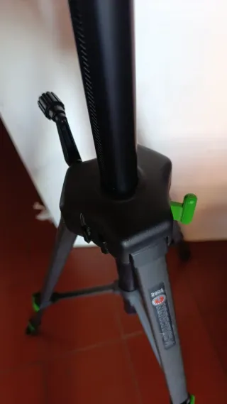 Trípode Gullmann Negro con Mango Verde