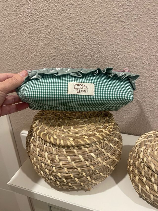 Estuche verde y blanco con volantes