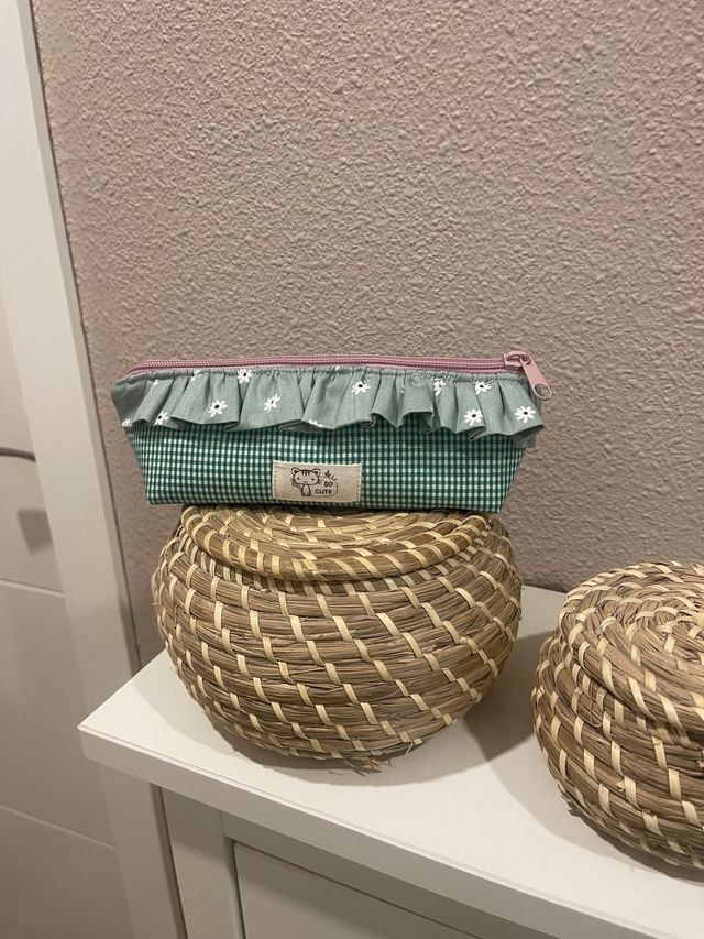 Estuche verde y blanco con volantes