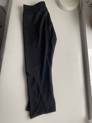 Mallas deportivas negras con detalles de malla