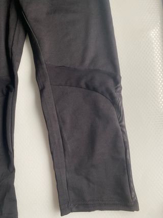 Mallas deportivas negras con detalles de malla