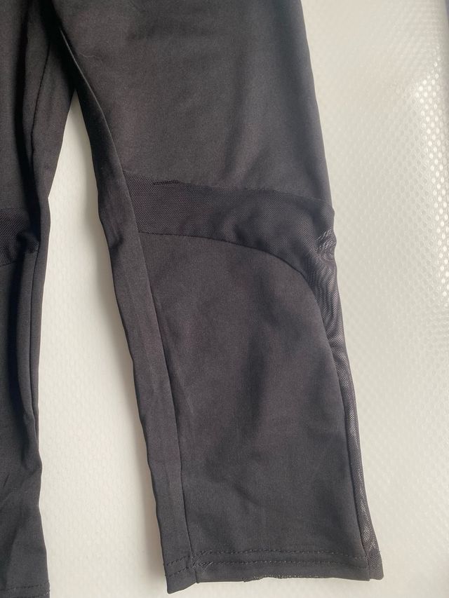 Mallas deportivas negras con detalles de malla