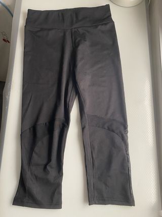 Mallas deportivas negras con detalles de malla