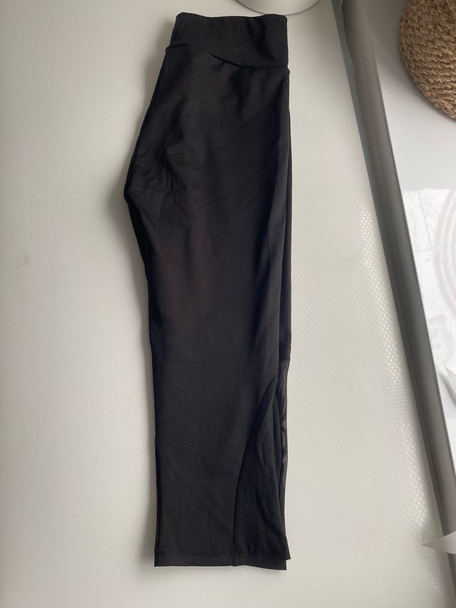 Mallas deportivas negras con detalles de malla