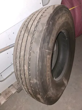 Rueda de camión Michelin en perfecto estado