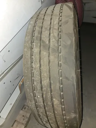 Rueda de camión Michelin en perfecto estado