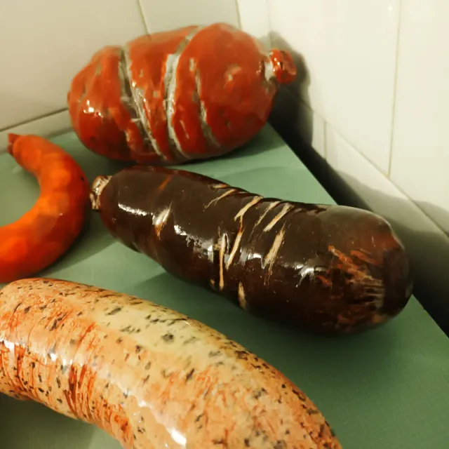 Embutidos in ceramica per esposizione