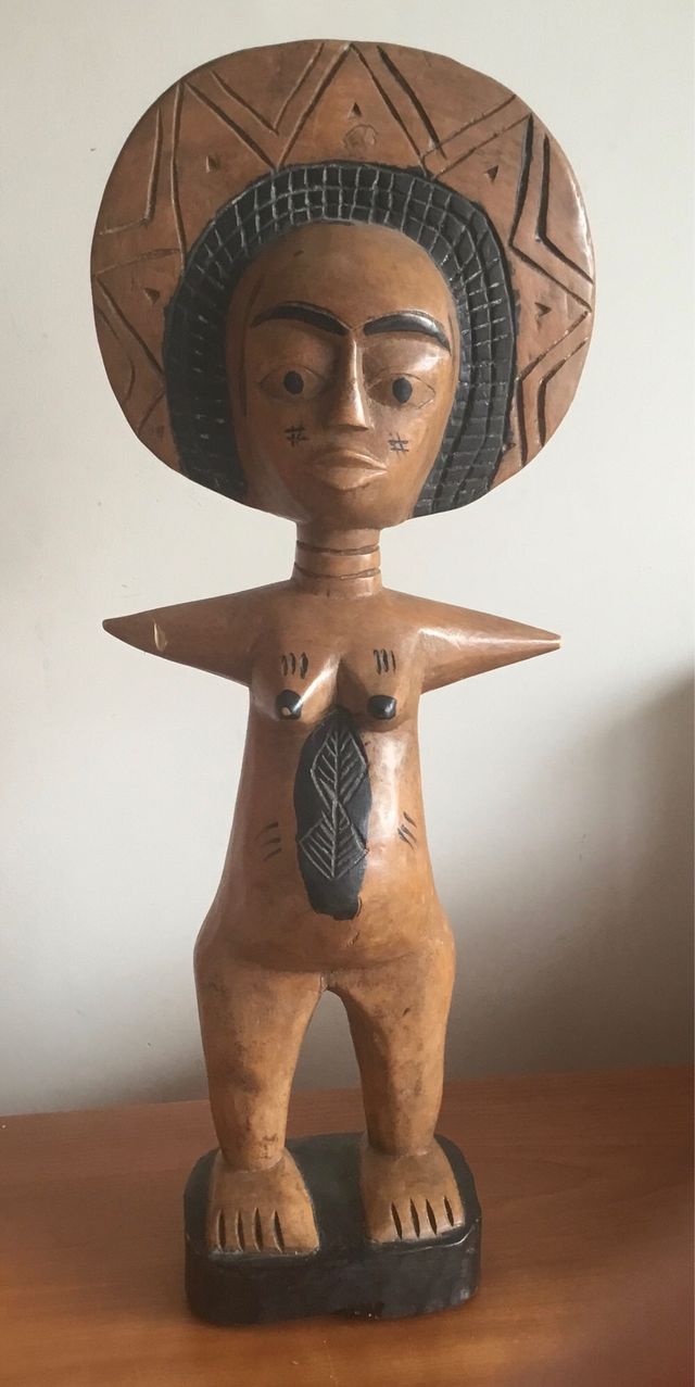 Figura Akua'ba tallada en madera