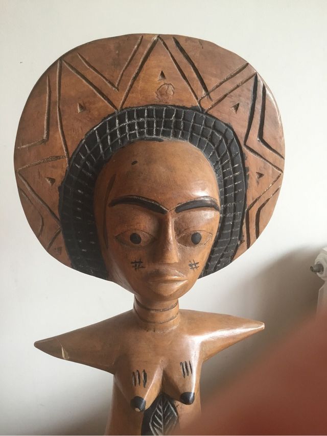 Figura Akua'ba tallada en madera
