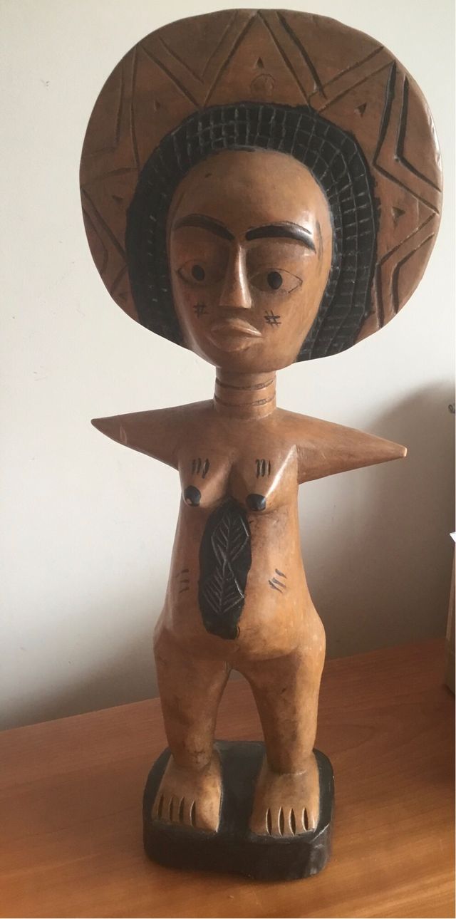 Figura Akua'ba tallada en madera