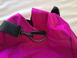 Bolsa de deporte Eastpak original fucsia y negra