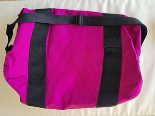 Bolsa de deporte Eastpak original fucsia y negra