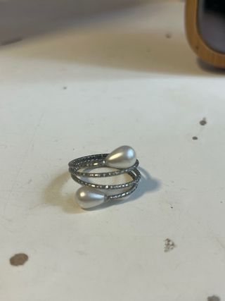 Anillo plateado ajustable con perlas