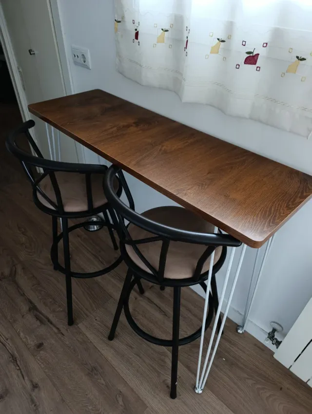 Mesa alta y 2 taburetes