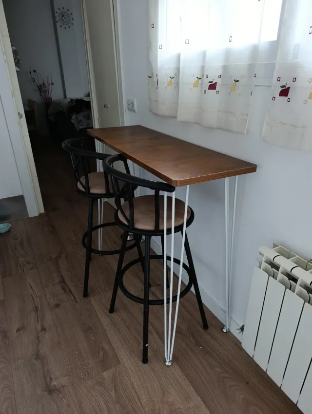 Mesa alta y 2 taburetes