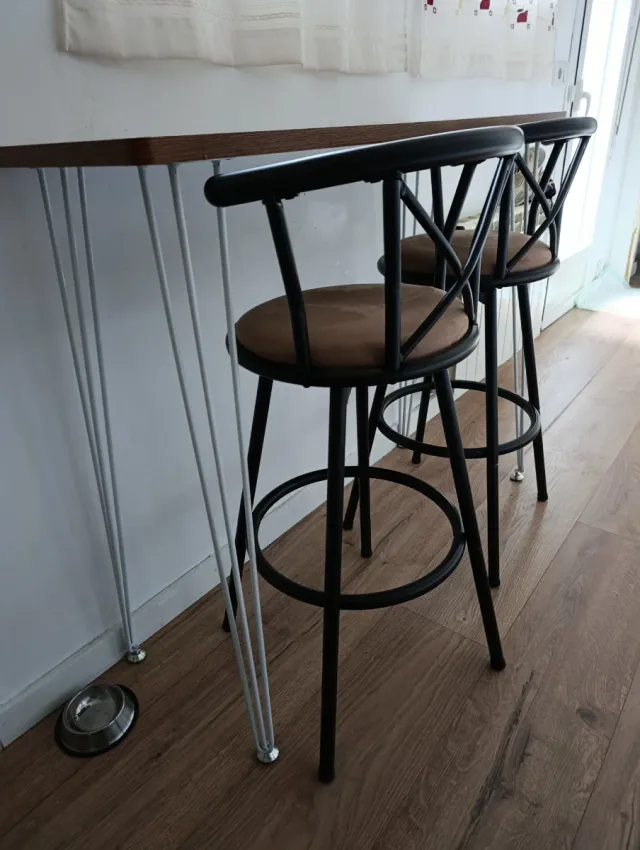Mesa alta y 2 taburetes
