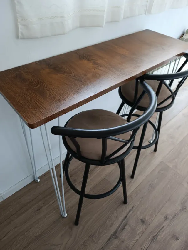 Mesa alta y 2 taburetes