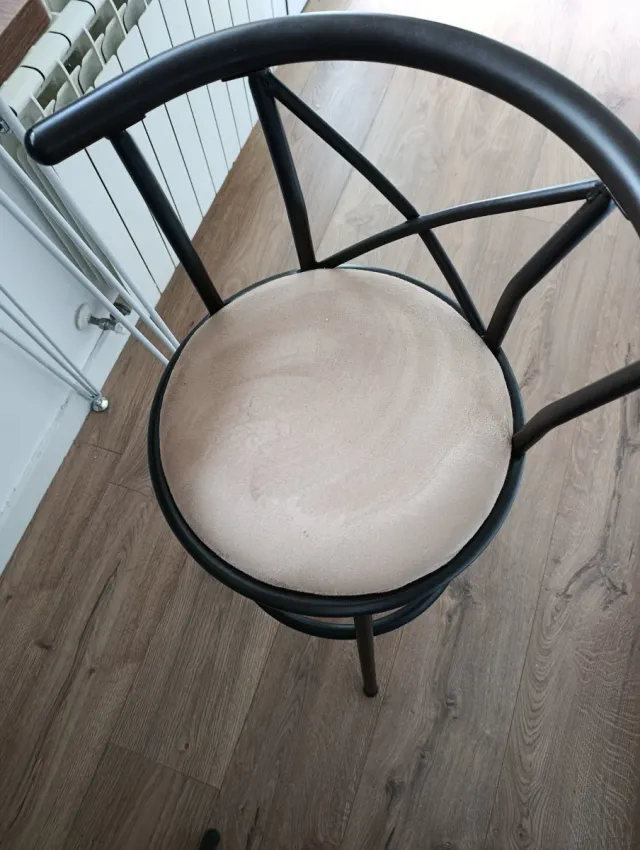 Mesa alta y 2 taburetes