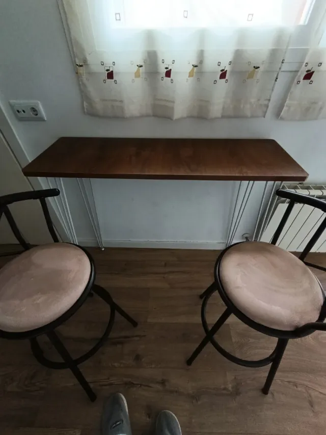 Mesa alta y 2 taburetes