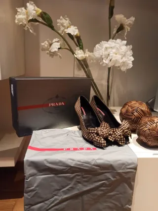Stivali Prada eleganti con tacco e design a fiocco