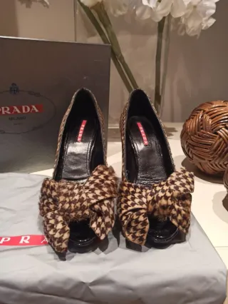 Stivali Prada eleganti con tacco e design a fiocco