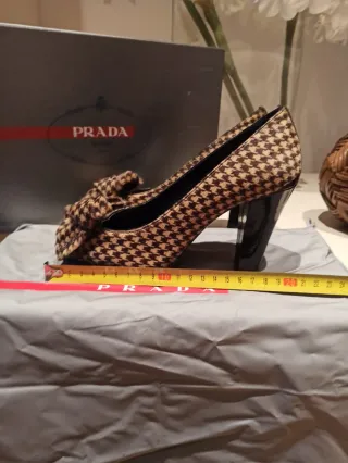 Stivali Prada eleganti con tacco e design a fiocco