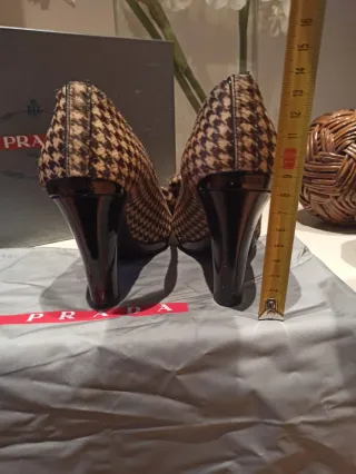 Stivali Prada eleganti con tacco e design a fiocco