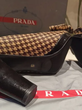 Stivali Prada eleganti con tacco e design a fiocco