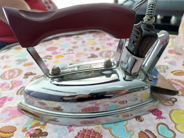 Vecchia piastra in ferro e legno