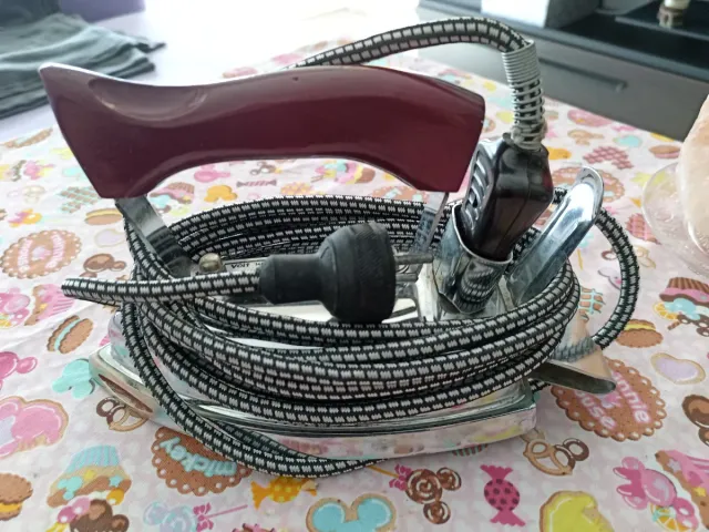 Vecchia piastra in ferro e legno