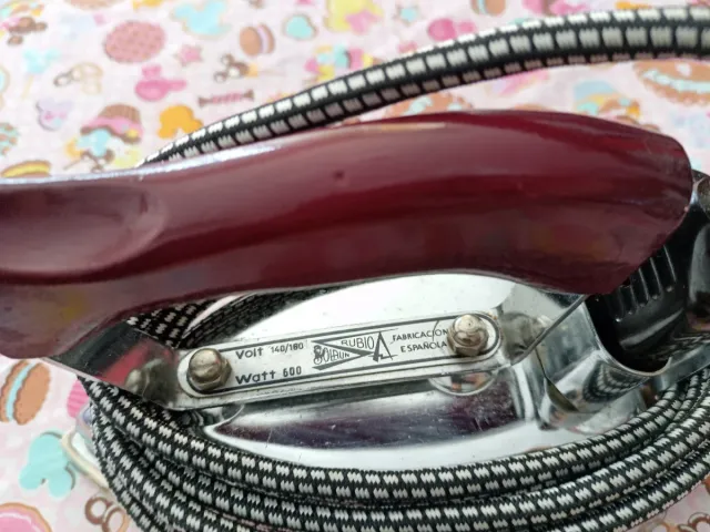 Vecchia piastra in ferro e legno