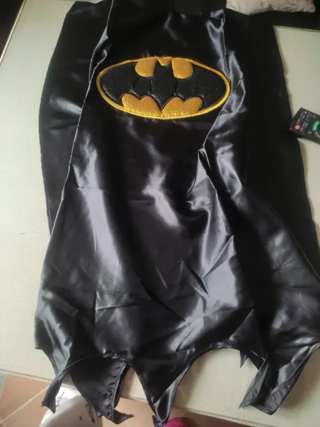 Capa de Batman Negra con Logo Dorado