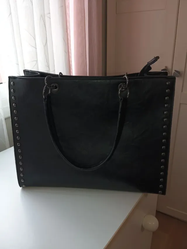 Bolso grande negro con tachuelas