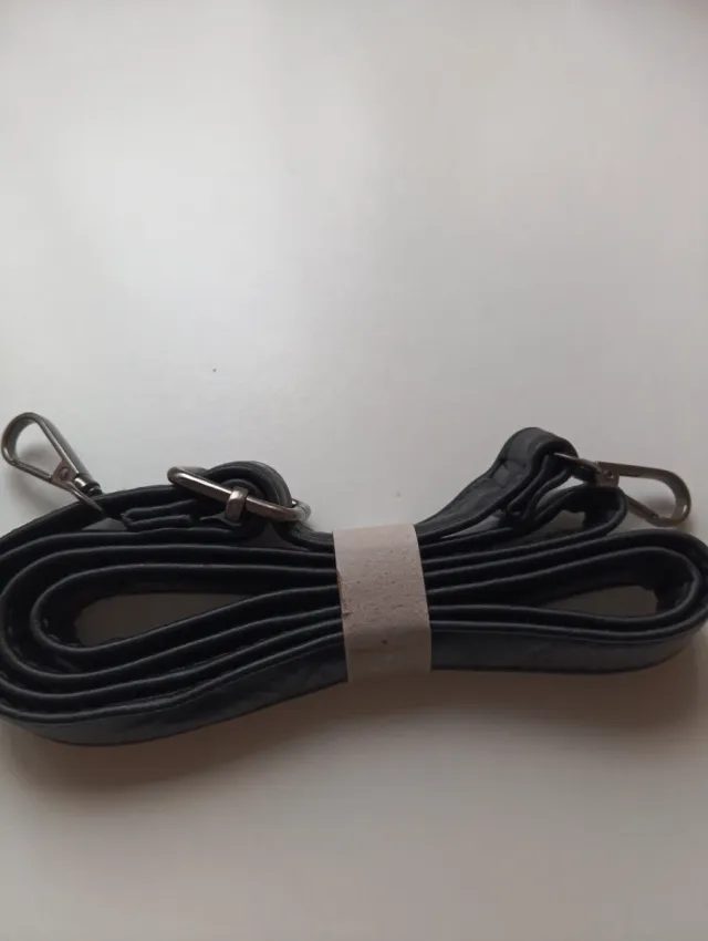 Bolso grande negro con tachuelas