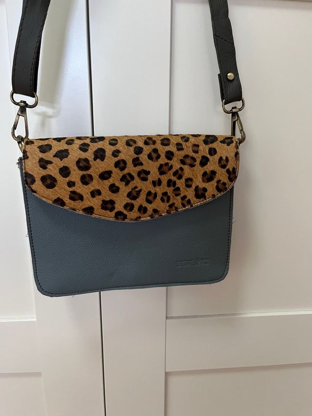 Bolso gris,animal print